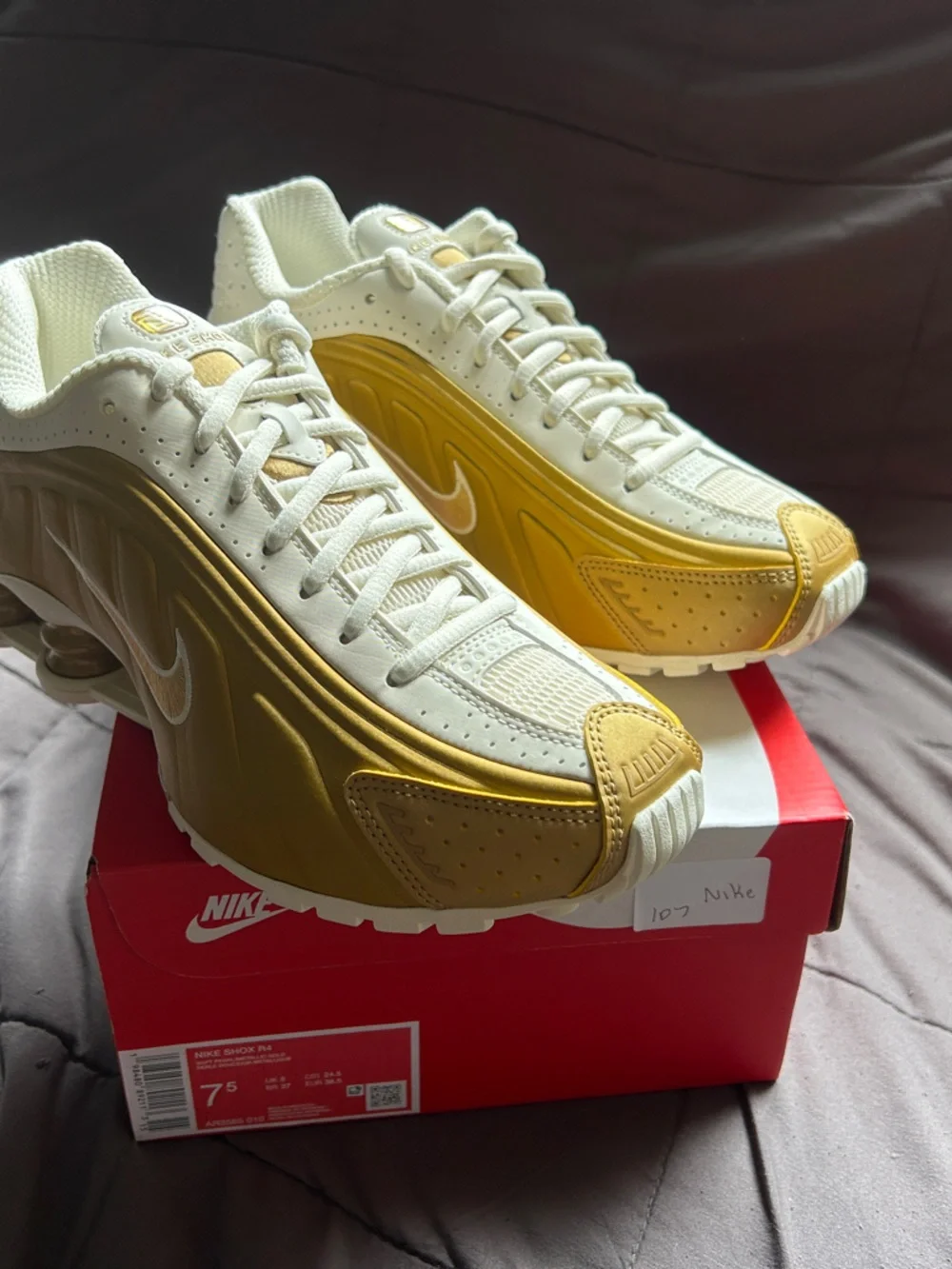 Nike Shox R4 Women’s Soft Pearl/Metallic Gold Retro-Style Sneakers